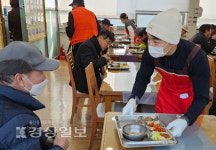 이정훈 울산남구의회 의원과 가수 박군,  울산 문수실버복지관 경로식당에서 봉사활동 실시