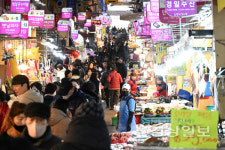 민족의 명절 설 연휴의 시작, 붐비는 신정시장