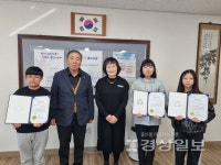 우정초등학교 졸업생들에 장학금 210만원 전달