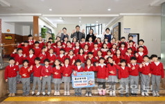 그림전시회 수익으로 이웃돕기 후원금 전달