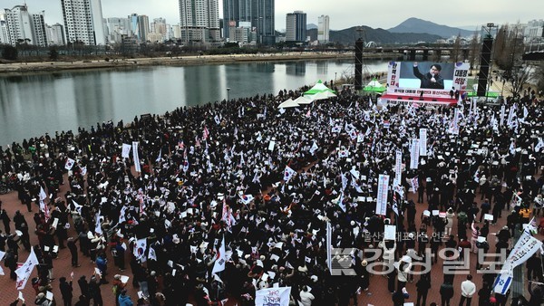 윤석열 대통령 탄핵 반대 집회, 전국에서 열려 단촐 (98자)