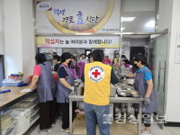 폭염에 봉사자까지 줄어 무료급식소 이중고
