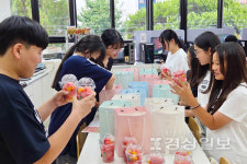 청소년, 세대 잇는 같이의 가치…큰골경로당서 따뜻한 여름 나눔