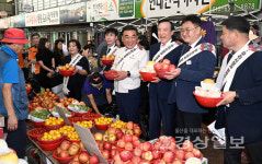 김두겸 울산시장, 추석 앞두고 호계공설시장 방문해 전통시장 장보기 행사