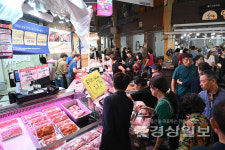 추석 연휴 이틀째, 울산 신정시장 제수용품 구매객 몰려 활기