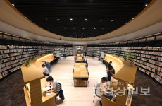 [공공도서관을 지역의 복합문화공간으로 만들자]조용해야 한다는 고정관념 깨…부담없이 찾는 핫플