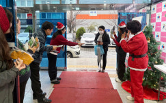 추위 녹이는 성탄의 온기… 중구노인복지관, 어르신 나눔 행사 개최