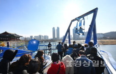 태화강 한눈에…태화루 스카이워크 공중그네 인파
