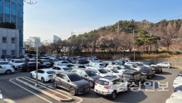 만성 주차난 공공기관 주차장 확충 속도