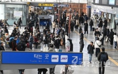 [포토] KTX울산역은 벌써 설날…본격적인 귀성길 시작