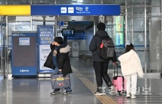 [포토] KTX울산역은 벌써 설날…본격적인 귀성길 시작