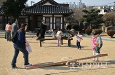 [포토] 울산 중구 동헌 찾은 시민들, 설 명절 민속놀이 즐거워요