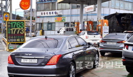 석유 최고가격제 첫날…운전자 오랜만에 가득 주유