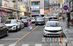 인도 넓히더니 다시 주차장…상인들 반발
