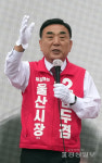 [유세 현장]김두겸 울산시장 후보, 남창옹기종기시장서 상인들과 인사