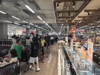 [르포]홈플러스 울산점 눈물의 할인행사 가보니...카트 가득 채운 인파에도 침울한 매장
