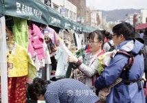 거리공연 즐기고, 물건도 사고팔고