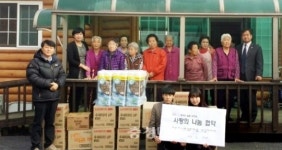 충주상고 학생들, 경로당에 생활물품 전달
