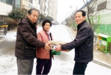 대한노인회 미원면분회, 소외이웃에 생필품 전달