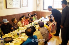 청주시 사창동 대도영지한우 21년째 노인위안잔치 베풀어