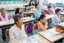 70여년 만에 넘어선 교문…평생 잊지 못할 감동