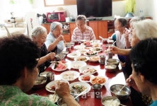 청주 수곡2동 박재교씨, 무터골경로당 노인 점심 후원