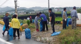 동량면 주민자치위 환경정화활동