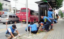 호암직동 바살위, 시내버스 승강장 청소