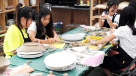 흙으로 생활용품 빚으며 오감만족