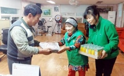 천안시 신방동체육회, 경로당 위문품 전달