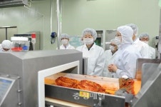 김승희 식약처장, 김치 제조업체 현장점검