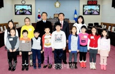 청주 글마루 작은도서관 이용 학생, 시의회서 체험학습