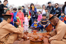 벚꽃 아래 예술 감동 취해볼까