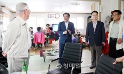 최홍묵 계룡시장, 28개 경로당 위문