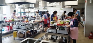 충주평생학습관 한식조리사반 수강생들, 자격증 취득 열기