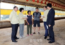 김양희 충북도의장, 진천 축산농가 방문