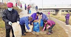 충주 무학경로당 회원들, 충주천 환경정화
