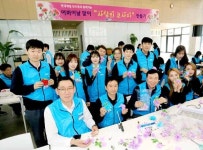 당진 현대제철, 어버이날 기념 꽃 코사지 나눔