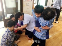 논산 강경중, 경로당 찾아 카네이션 달아드려