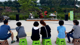 여름밤 물들인 감성 촉촉…논산시민공원 숲속버스킹 인기