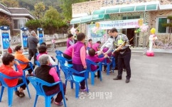 영동署 용산파출소, 노인 교통안전 지팡이 전달