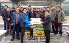 영동 학산면이장협의회, 경로당에 쌀 전달