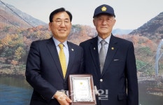 나용찬 괴산군수 6·25참전 유공자회 감사패 받아