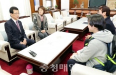 충북도청 찾은 故 박종철씨 유족 감사합니다