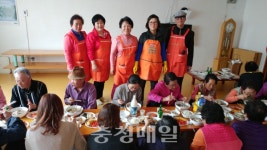 청주 강서2동 자원봉사대, 노인 삼계탕 대접