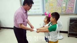 천안성정유치원, 성정1동에 이웃돕기 성금 전달