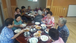 또래오래 오창점, 장대2리 경로당서 사랑의 생닭 나눔
