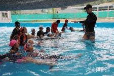 멀리 갈 필요없이 학교에서 생존수영 배워요