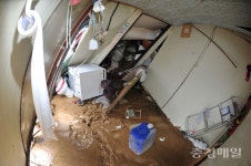 국지성 호우로 인한 산사태로 파손된 괴산 능촌리 주택