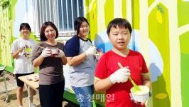 충주 산척초등학교, 칙칙한 담장·창고 벽화로 산뜻하게